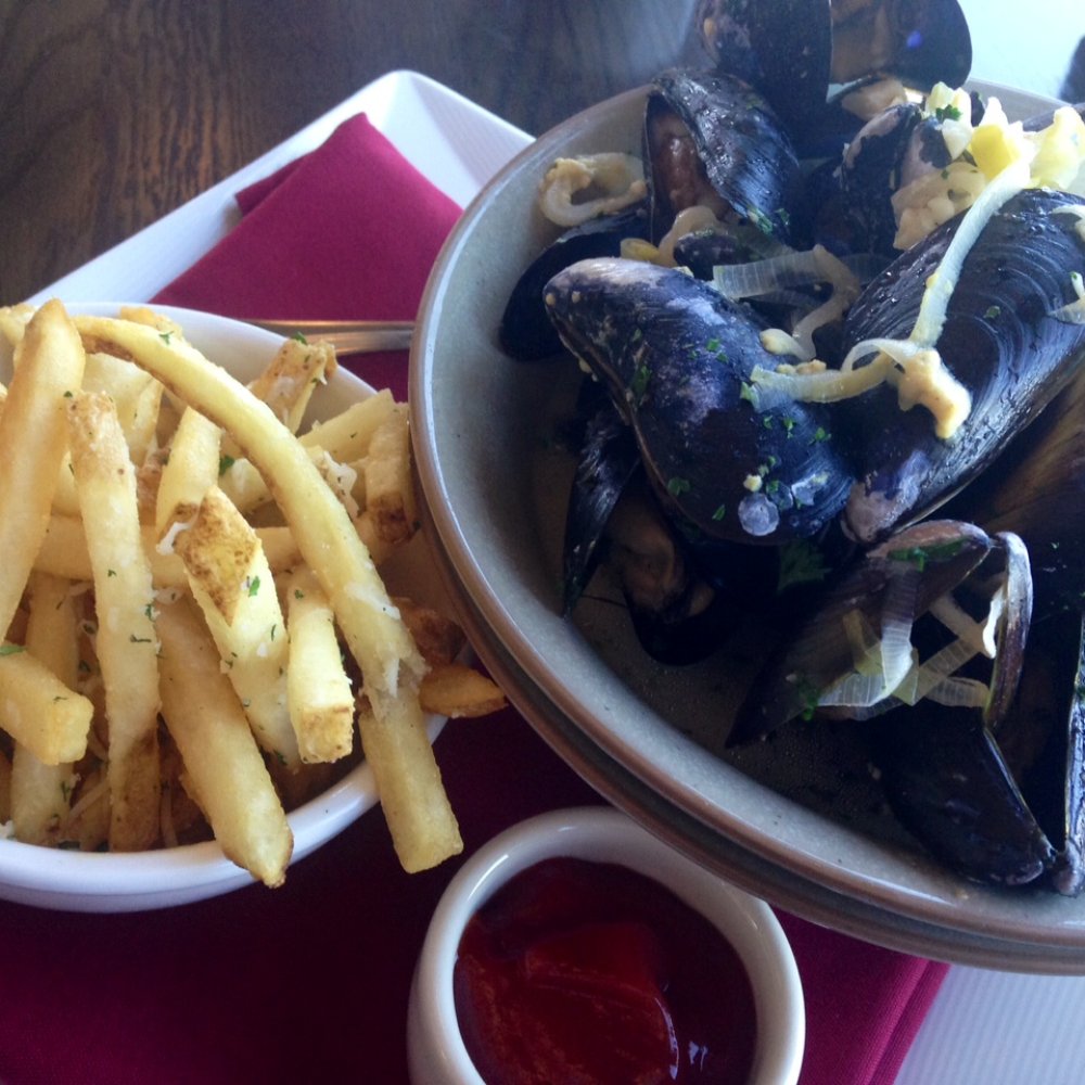 Packers Kitchen + Bar - Penn Cove Mussels 'Moule Frites' - Seafood Near Me - Blaine, Washington Packers Kitchen + Bar - Penn Cove Mussels 'Moule Frites' - Seafood Near Me - Blaine, Washington