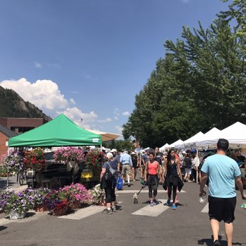 Aspen Saturday Market - a crowd of people walking their dogs - Farmers Market Near Me - Aspen, Colorado Aspen Saturday Market - a crowd of people walking their dogs - Farmers Market Near Me - Aspen, Colorado