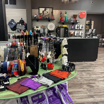Beacock Music - Guitar Stores Near Me - Albany, Oregon