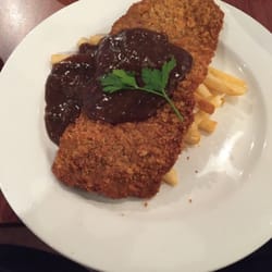 Playford Tavern - Beef schnitty with pepper sauce and salad bar is good and fresh