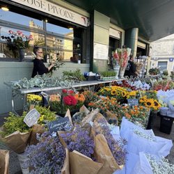 Marche des Halles - Flowers sold outside