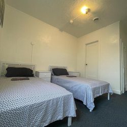 Hollywood Highland Hotel & Hostel - Two Twin Beds