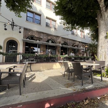 Fullerton Brew Co - Outdoor seating - Brewpubs Near Me - Fullerton, California