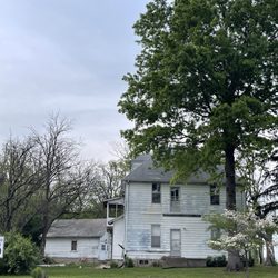 Robin's Rustic Nest - Neat old house being worked on across the street.