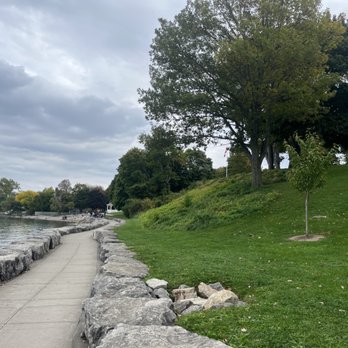 Queen's Royal Park - short trail along the water - Parks Near Me - Niagara-on-the-Lake, Ontario Queen's Royal Park - short trail along the water - Parks Near Me - Niagara-on-the-Lake, Ontario