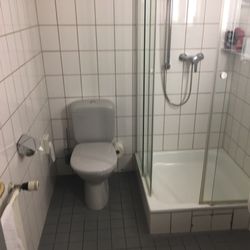 Hotel Am Stadtgarten - Gruselig das Bad aus den 90er im Schlachthof Style