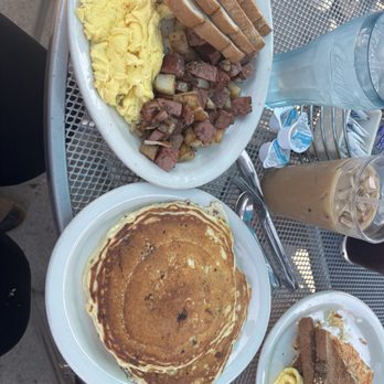 Broadway Diner - American Near Me - Baraboo, Wisconsin