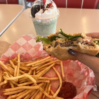Steak ’n Shake - Single steak burger combo with an Oreo mint shake - Burgers Near Me - Yucca Valley, California Steak ’n Shake - Single steak burger combo with an Oreo mint shake - Burgers Near Me - Yucca Valley, California