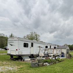 Thousand Trails Gettysburg Farm - Another angle the of full timer rig that they deem worthy and good.