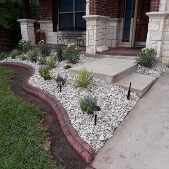 Curbing Solution - Front flowerbed - Landscaping Near Me Curbing Solution - Front flowerbed - Landscaping Near Me