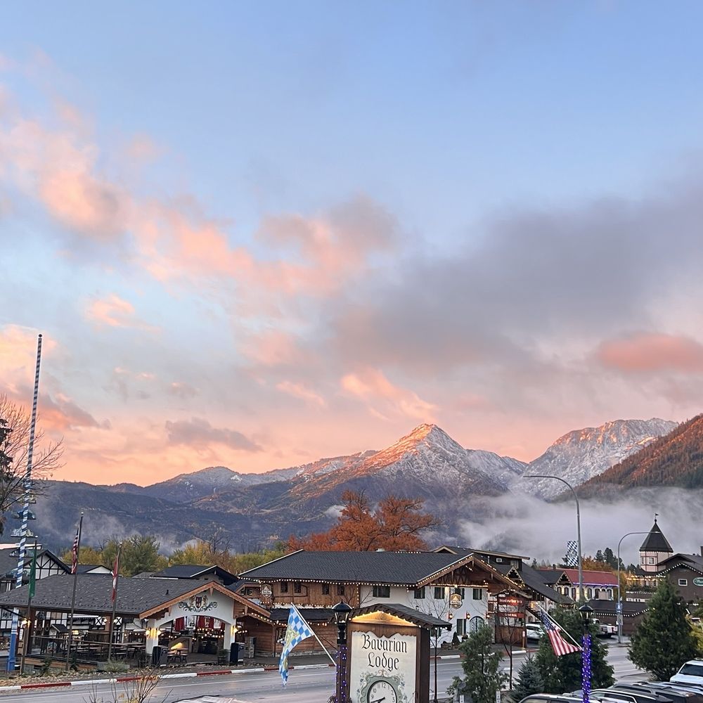 Bavarian Lodge - Beautiful sunrise on the newly snow capped mountains - Hotels Near Me - Leavenworth, Washington Bavarian Lodge - Beautiful sunrise on the newly snow capped mountains - Hotels Near Me - Leavenworth, Washington