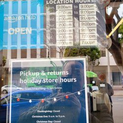 Amazon Westwood Village - Supposed to open at 9am.  Picture is on 12-10-22 at 9:20am.  Had to leave. Not sure if they ever opened that day.