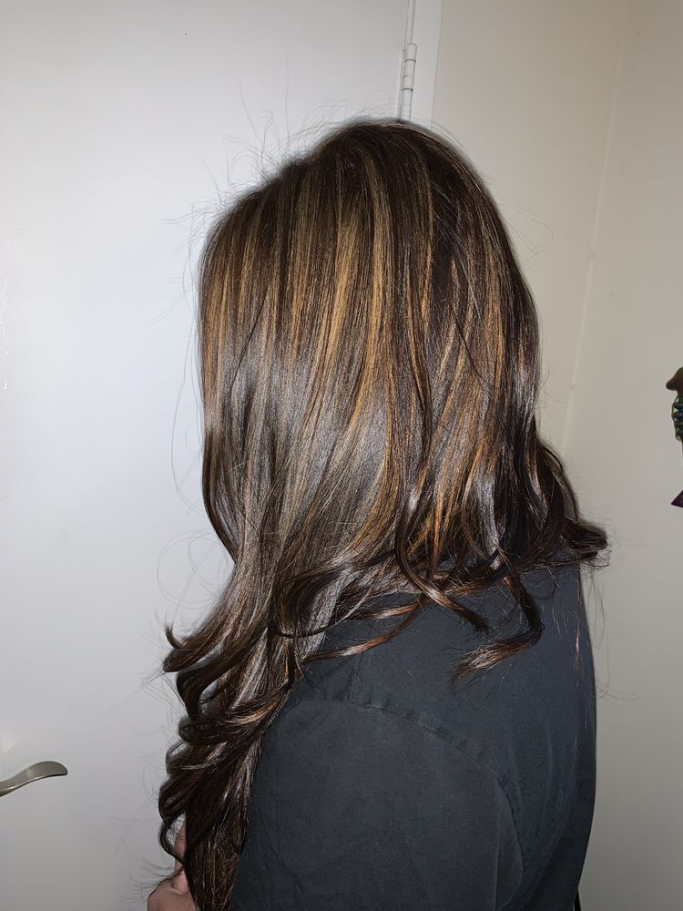 R & M House of Beauty Logo