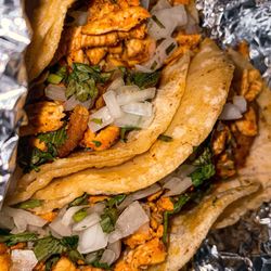 Las Trancas 2 - Pollo (chicken) Tacos