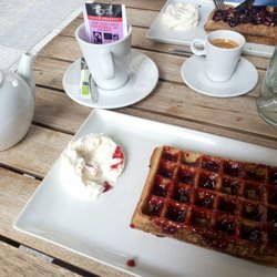 Gaufre confiture de framboise et chantilly + thé vert au jasmin bio et commerce équitable !