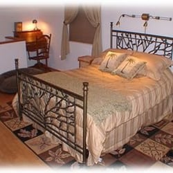 Annie's Cottage - A premium queen-size bed with an adjacent writing desk.