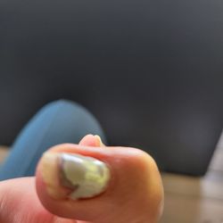 Nailed By Lynn - Very weak gel, chipped right away!!!!