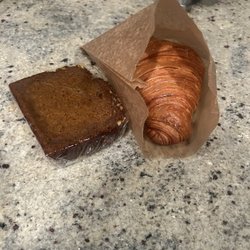 Cafethaki - Pumpkin bread and croissant