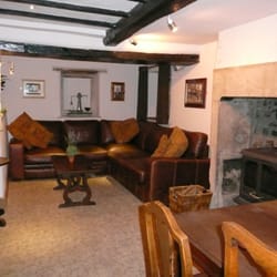 Red Lion Inn - Sitting area room with real log fire