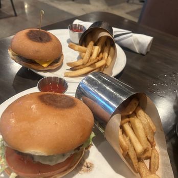 Redwood Grill Los Altos - Redwood Burger - American Near Me - Los Altos, California