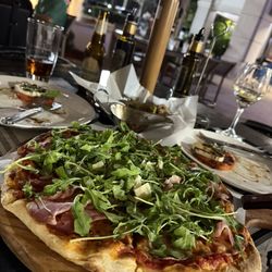 La Fontana Pizzeria & Italian Restaurant - Emiliana Pizza