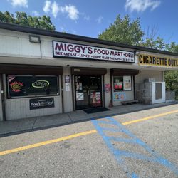 Miggy's Deli - Front entrance to store