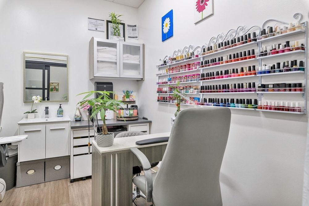 Nails by Tina Logo