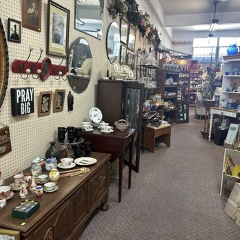 Old Towne Antiques - If you hang a left and do a clockwise walk around the shop you'll find tea cups and Knick knacks - Antiques Near Me - San Dimas, California Old Towne Antiques - If you hang a left and do a clockwise walk around the shop you'll find tea cups and Knick knacks - Antiques Near Me - San Dimas, California