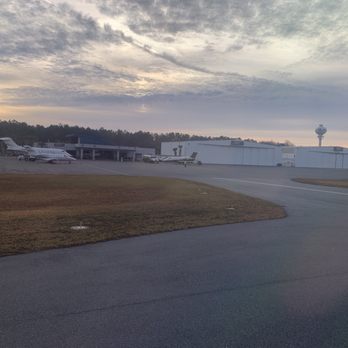 Signature Flight Support - View from tarmac. - Flight Instruction Near Me - Jacksonville, Florida Signature Flight Support - View from tarmac. - Flight Instruction Near Me - Jacksonville, Florida