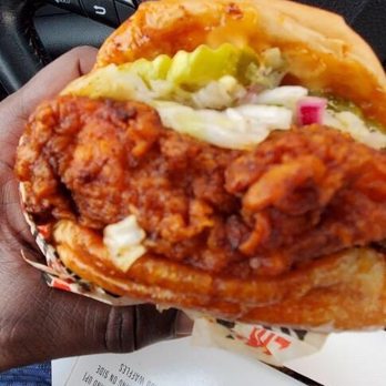 Howlin' Ray's - Very good layout and look at that chicken to bun ratio - Southern Near Me - Los Angeles, California Howlin' Ray's - Very good layout and look at that chicken to bun ratio - Southern Near Me - Los Angeles, California