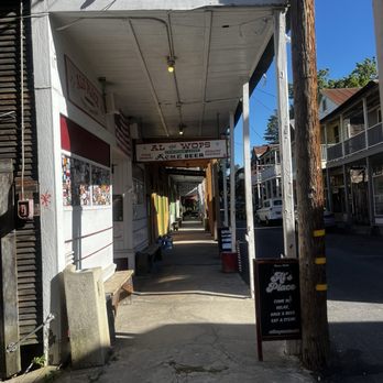 Al the Wop's - Walk way leading up to establishment - American Near Me - Walnut Grove, California