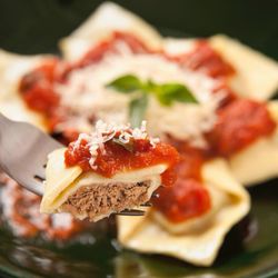 La Cucina Artezanalle - Massa recheada com carne assada ao vinho tinto ao molho de tomate fresco.