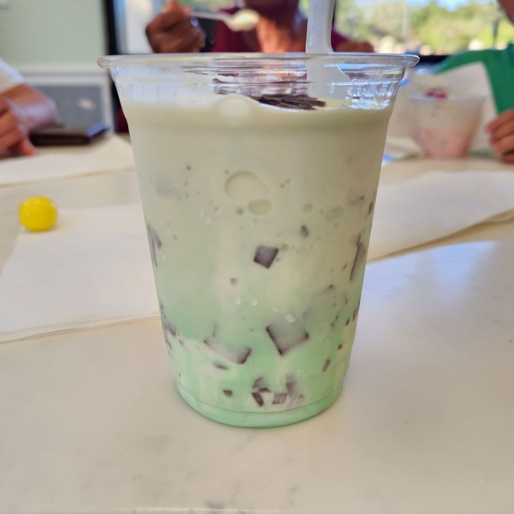Vanilla custard with mint syrup and chocolate flakes.