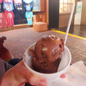 M & M's Cafe - Chocolate caramel fudge ice cream in a cup - American Near Me - Naples, Florida M & M's Cafe - Chocolate caramel fudge ice cream in a cup - American Near Me - Naples, Florida