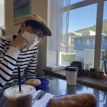 Pacific Java Cafe - Table by the window with the outside street view - Coffee & Tea Near Me - Pacifica, California
