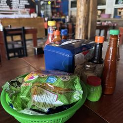 Mariscos El Toro Guero - Table setting inside