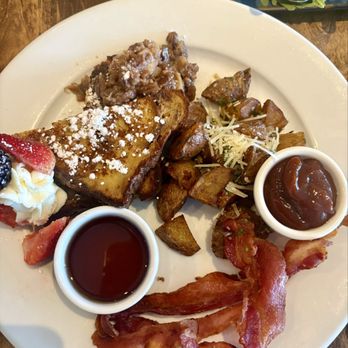 Union on the Hill Restaurant - French toast with bacon and potatoes - New American Near Me - Kansas City, Missouri Union on the Hill Restaurant - French toast with bacon and potatoes - New American Near Me - Kansas City, Missouri