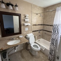 Esquire Inn - Bathroom