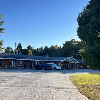 Holiday Motel - The hotel from the road. - Hotels Near Me - Manistique, Michigan Holiday Motel - The hotel from the road. - Hotels Near Me - Manistique, Michigan