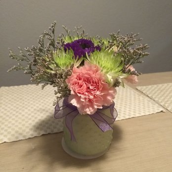 Star Struck Designs - I bought this for $12 at an event. The photo doesn't do I justice. The vase is beautiful, heavy duty. Love it. Really nice arrangement. - Flowers & Gifts Near Me - Edmonds, Washington