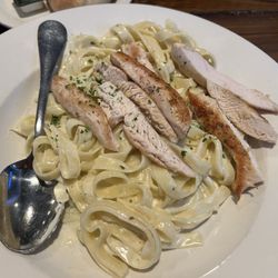 Bourbon Street Bar & Grill - Fettuccine Alfredo with chicken