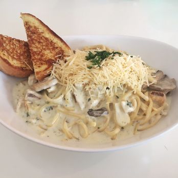 Cafe Maji - Chicken and mushroom alfredo pasta - Coffee & Tea Near Me - Artesia, California