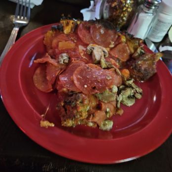 Pequod's Pizza - One Slice of Medium Deep Dish Pan Pizza with Pepperoni, Mushrooms, Pineapple & Sausage - Pizza Near Me - Chicago, Illinois Pequod's Pizza - One Slice of Medium Deep Dish Pan Pizza with Pepperoni, Mushrooms, Pineapple & Sausage - Pizza Near Me - Chicago, Illinois