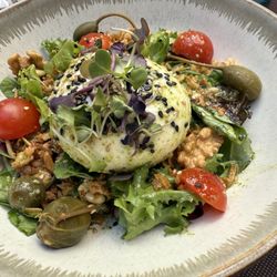 L'Avinyet - Burrata Salad