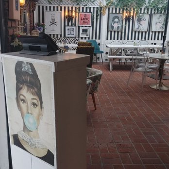 26 Beach Restaurant - Patio dining area & Audrey blowing her big bubble - New American Near Me - Venice, California 26 Beach Restaurant - Patio dining area & Audrey blowing her big bubble - New American Near Me - Venice, California