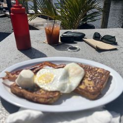 Dockside Cafè - Shipmates 2 with eggs and French toast bacon