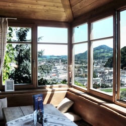Stadtalm Naturfreundehaus - Gemütliche Gaststube mit traumhaften Ausblick