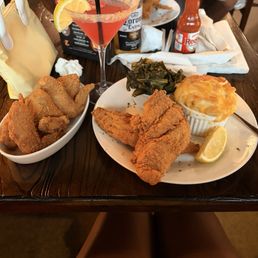 4 whole wings, catfish fillets, Mac & cheese, collard greens! Drink made with love (Strawberry)