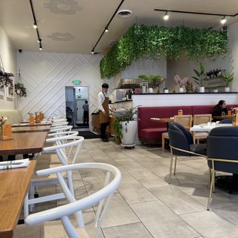 Saffron - Ambiance (post lunch rush hour). Airy, modern, and clean. - Indian Near Me - San Carlos, California