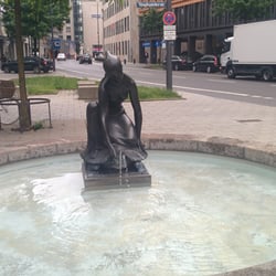 Mädchen auf der Schildkröte-Brunnen